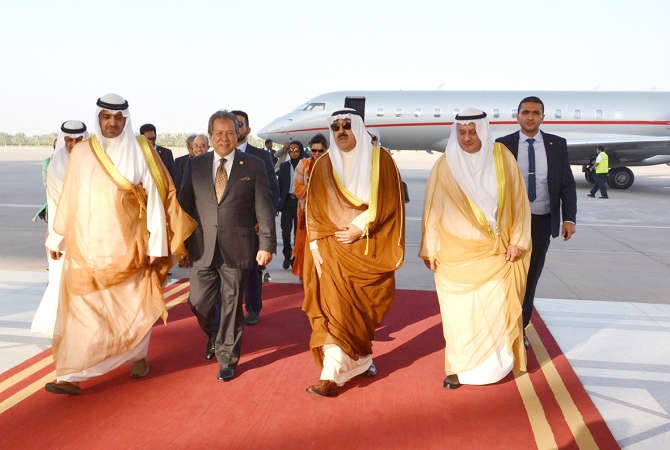 الشيخ محمد العبدالله مستقبلا وزير خارجية ماليزيا الداتو سري حنيفة امان في مطار الكويت