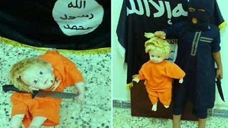 الطفل الملثم شد الدمية من شعرها الاشقر ثم ذبحها وقطع راسها