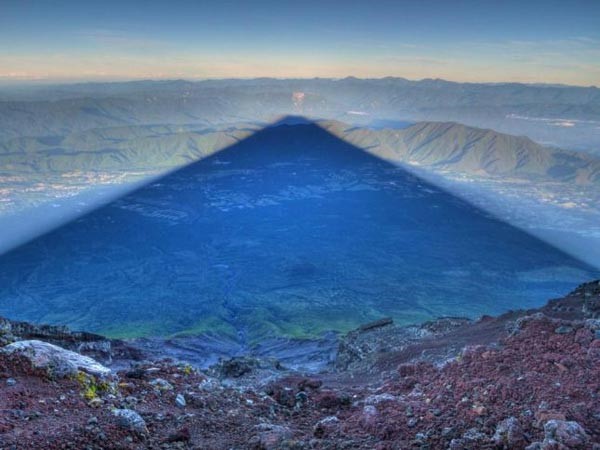 لقطة فوتوغرافية لظل جبل فوجي، الذي يتخذ شكل المثلث