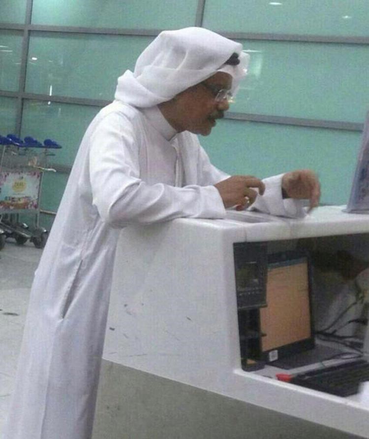 صورة: شبيه الفنان الراحل طلال مداح في مطار جدة