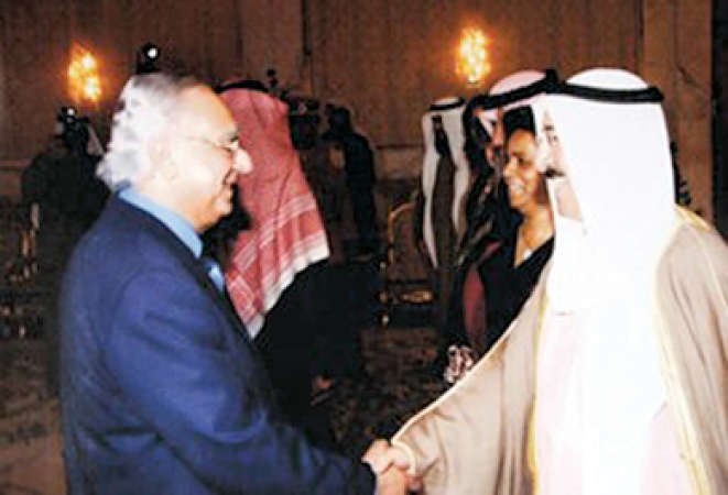 صاحب السمو الامير الشيخ صباح الاحمد مصافحا البنا في احدى المناسبات﻿