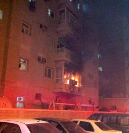 النيران تتصاعد من البناية قبل اخماد الحريق﻿