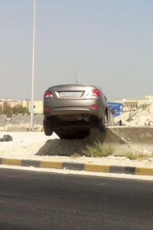 المركبة اليابانية كما حطت فوق الحاجز الاسمنتي﻿