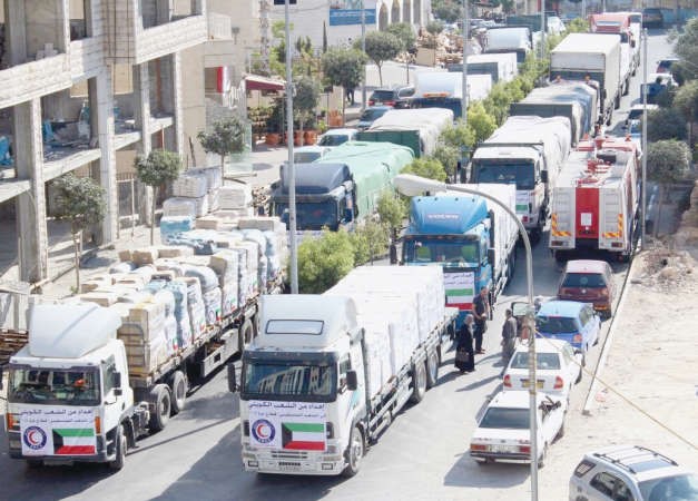 شاحنات الهلال الاحمر لدى دخولها الى قطاع غزة﻿
