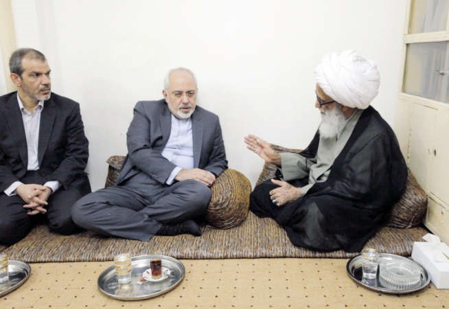 السيد بشير النجفي مستقبلا وزير الخارجية الايراني محمد جواد ظريف في مدينة النجف امس رويترز