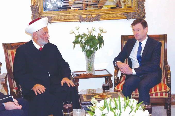 المفتي المنتخب عبداللطيف دريان مستقبلا السفير الاميركي ديفيد هيل محمود الطويل