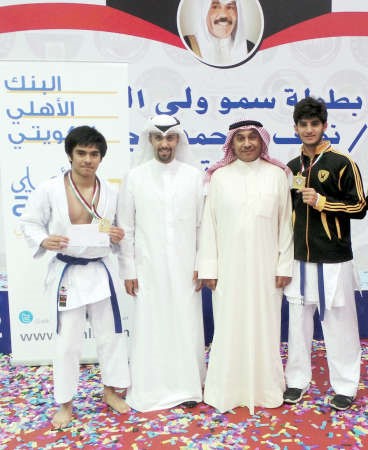 علي ابراهيم البغلي مع اللاعبين المكرمين