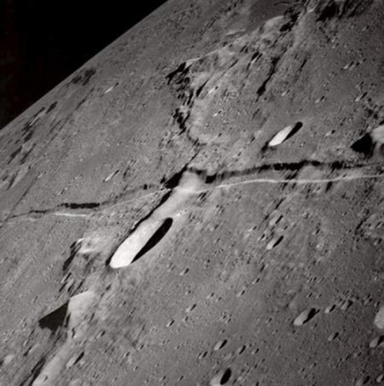 بالصور.. "ناسا" تثبت صدق معجز انشقاق القمر بالأدلة والآثار الحية