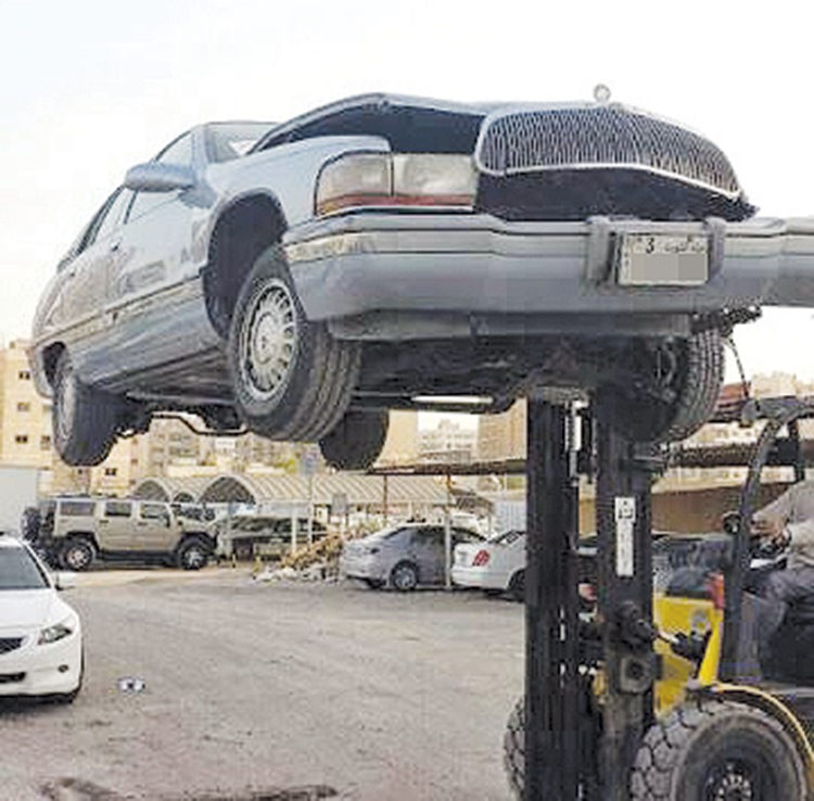 ورفع سيارة مهملة