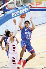لاعب منتخبنا محمد سبزالي يحاول التسجيل في سلة قطر