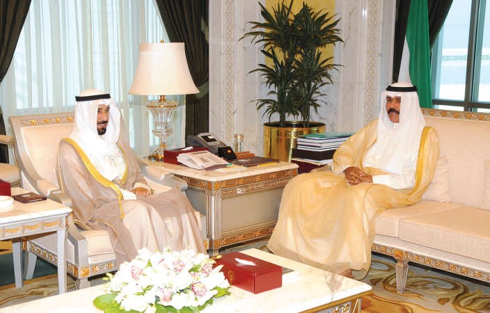 سمو نائب الامير وولي العهد الشيخ نواف الاحمد مستقبلا الشيخ علي الجابر 