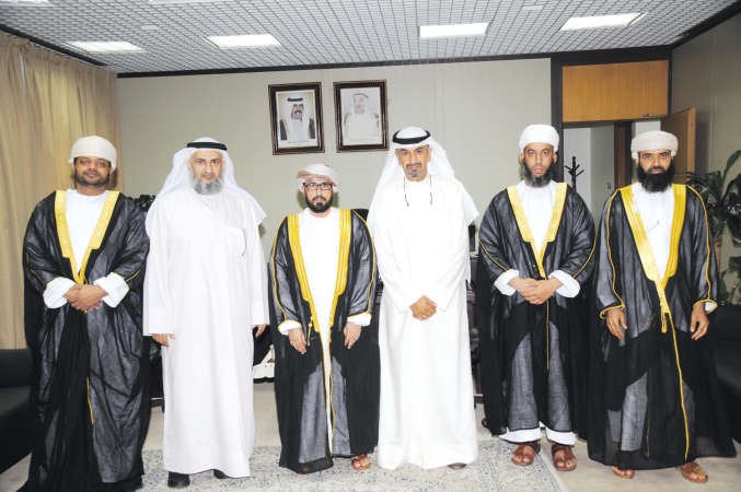 عبدالعزيز الماجد وبدر الزمانان يتوسطان الوفد العماني 
