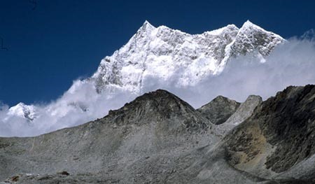 3 جبال Gangkhar Puensum