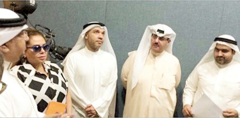 جانب من جولة وكيل الاذاعة والوفد المرافق له في اذاعة البحرين﻿