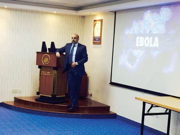 د محمد بهزاد خلال المحاضرة 