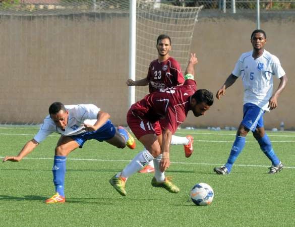 محاولة للمرور بالكرة من لاعب النجمة