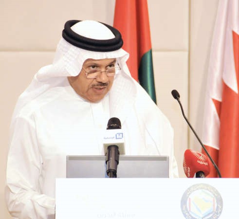 عبداللطيف الزياني متحدثا في المؤتمر 