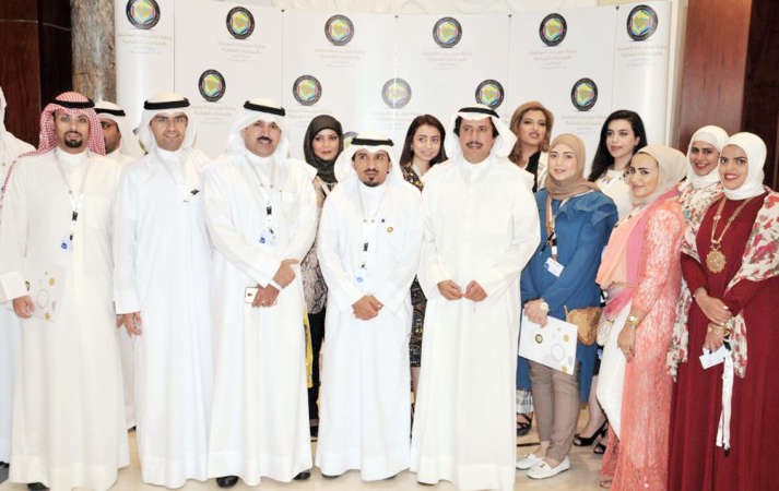 السفير الشيخ عزام الصباح مع الشباب خلال اللقاء 
