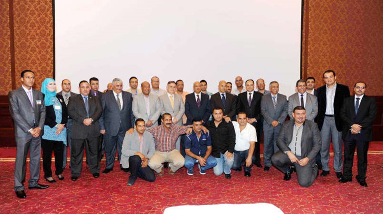 سليمان متوسطا فريق عمل شركة المقاولون العرب وعددا من الاعلاميين المصريين خلال الحفل﻿