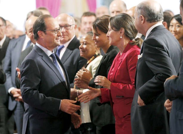 الرئيس الفرنسي هولاند مصافحا شخصيات حكومية وديبلوماسية خلال المؤتمر السنوي للسفراء في قصر الاليزيه	رويترز﻿