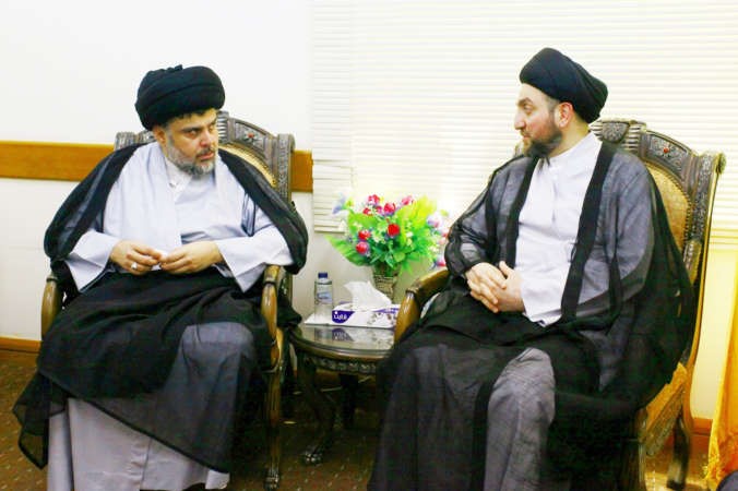 السيد مقتدى الصدر مستقبلا السيد عمار الحكيم في النجف امس 	افپ﻿