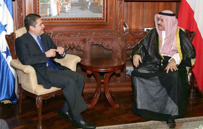 السفير سميح جوهر حيات خلال لقائه رئيس هندوراس 