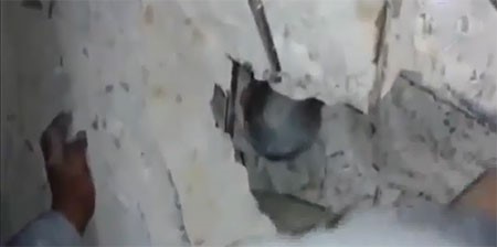 بالفيديو.. رضيع سوري ينتشل حياً بعد ساعات تحت الأنقاض