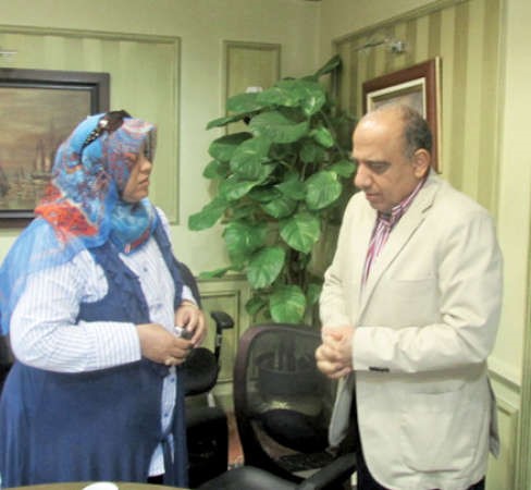 دمحمود عصمت متحدثا للزميلة هناء السيد ناصر عبدالسيد