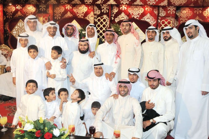 المعرس مع الاهل في لقطة تذكارية﻿