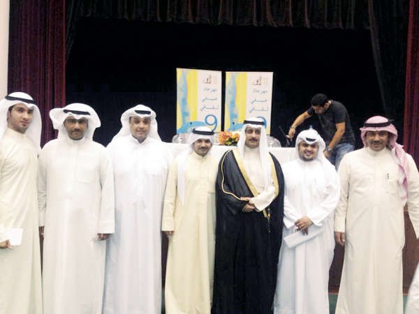 ويتوسط خلف الخالدي والمشاركين في الامسية الشعرية الشبابية﻿