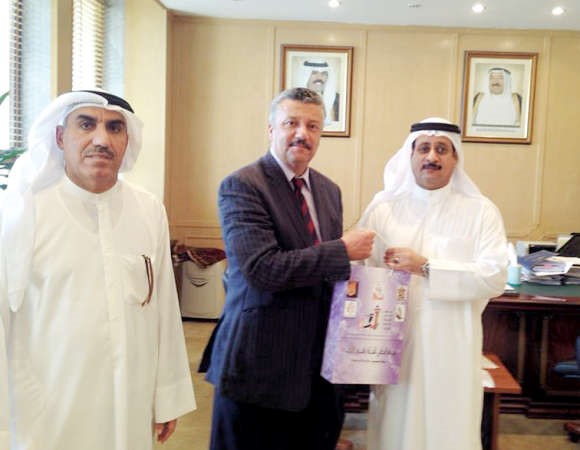 الدويش يهدي شاهين مجموعة من اصدارات المجلس بحضور الانصاري﻿