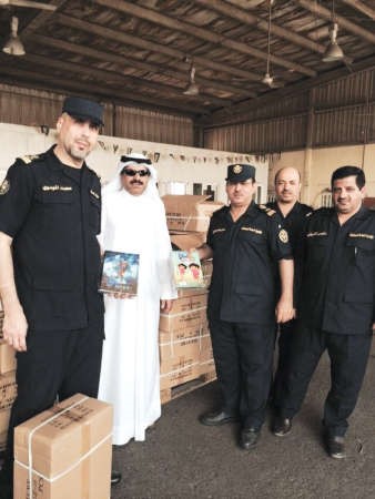 رجال الجمارك المشاركون في فرز البضاعة 