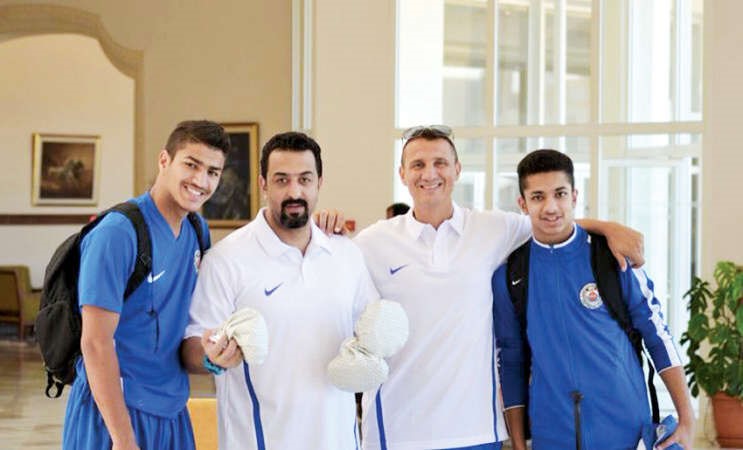 المدرب خيسوس لازارو ومساعده عبدالعزيز القلاف مع لاعبين من منتخبنا﻿