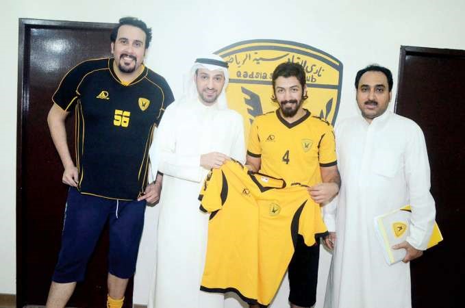 فهد البكر مع مطلق المطيري ويوسف الفضلي بعد توقيع العقد 	عادل اليعقوب﻿