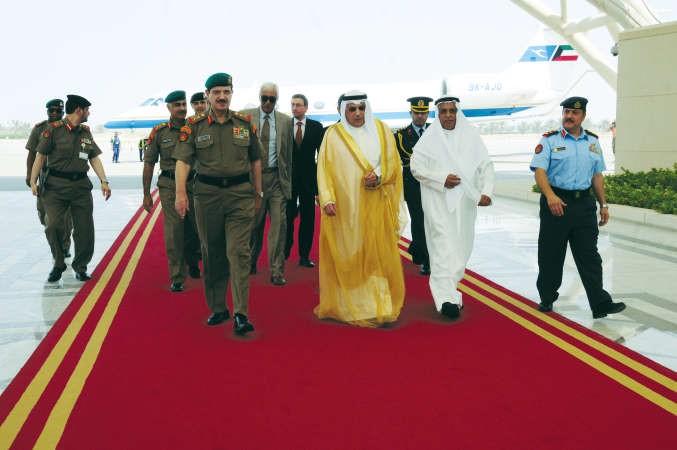 الشيخ خالد الجراح لدى عودته وفي استقباله الفريق الركن عبدالرحمن العثمان وجسار الجسار والفريق الركن محمد الخضر