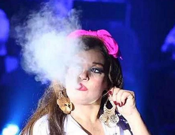 بالصور.. فيفي عبده تنافس غادة عبد الرازق في الشيشة 