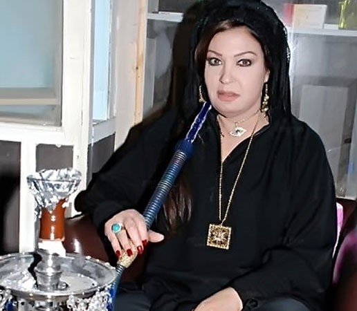 بالصور.. فيفي عبده تنافس غادة عبد الرازق في الشيشة 