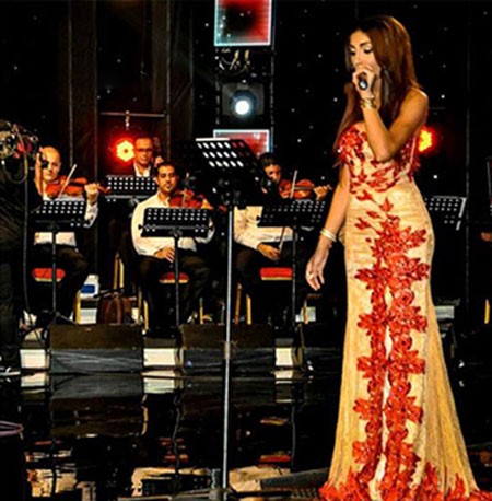 بالصور.. فستان دنيا بطمة حديث جمهورها على مسرح صلالة.. وهيفاء حسين مفاجأة الحفل