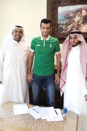 جانب من توقيع صفقة السوري عمر السومة