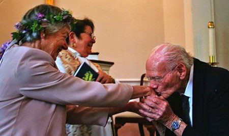 وقع هوارد اتبيري 92 عاما في حب سينثيا ريجز 82 عاما من اول نظرة عام 1950