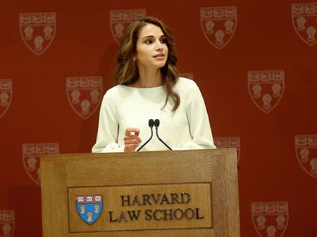 الملكة رانيا تلقي كلمة خلال الملتقى السنوي السابع لخريجي جامعة هارفرد العرب