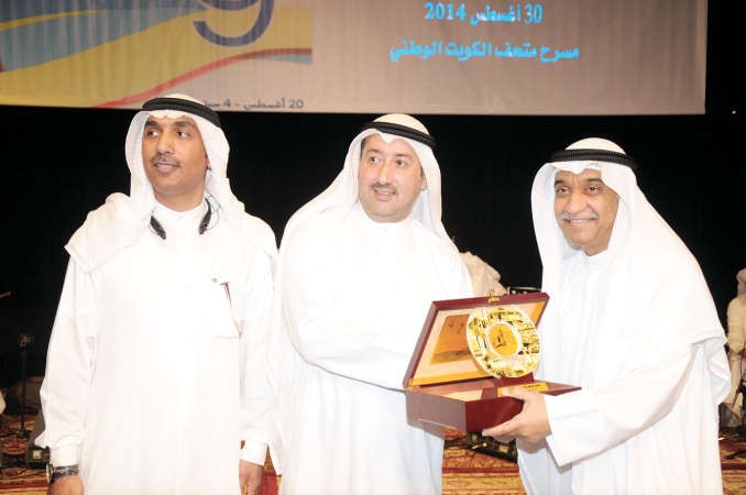 العسعوسي والمسعود يكرمان رئيس الفرقة محمد الرويشد﻿