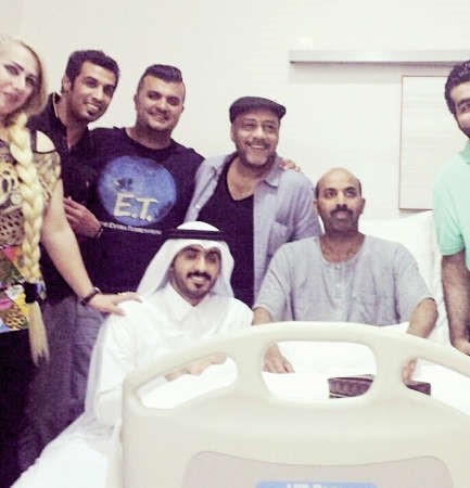 عدد من الفنانين يطمئنون على بومحمد اثناء وجوده في المستشفى﻿