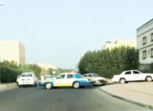 دورية المرور تغلق الطريق امام المستهتر