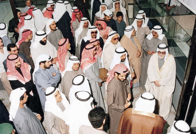 المرحوم احمد بزيع الياسين وسط حشد من العملاء في الفرع الاول عند افتتاحه