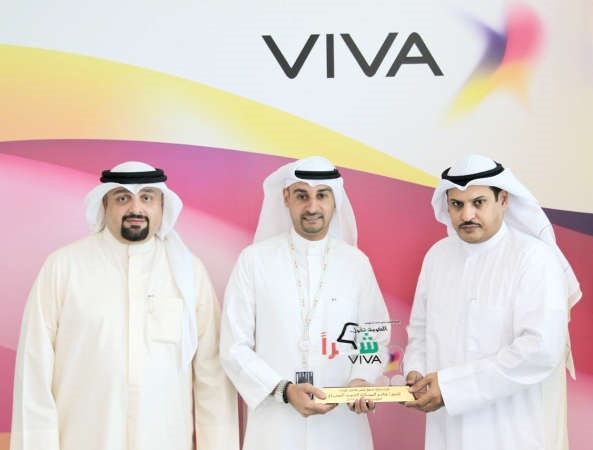 ايمن المطيري مدير اول اتصالات الشركات في VIVA يتسلم درع التكريم