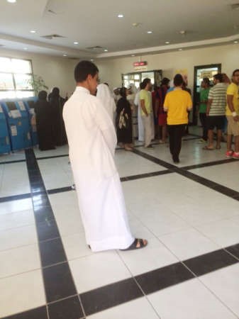 ازدحام في مكتب القبول بالعديلية