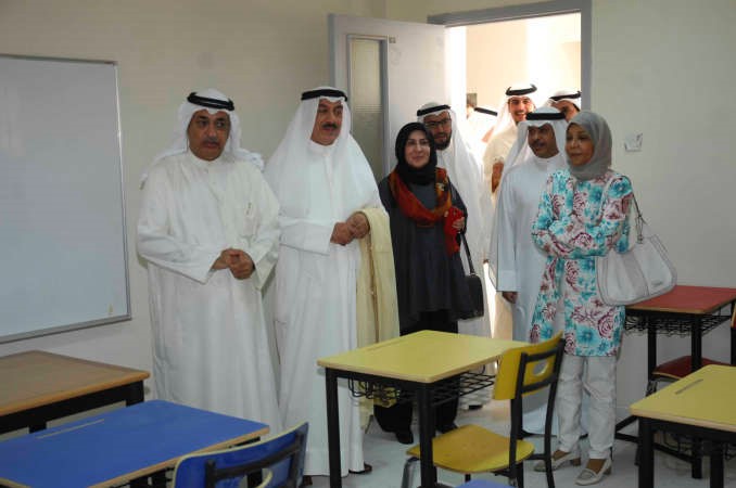 المدعج وفهد الامير ومريم الوتيد خلال الجولة في احد الفصولهاني عبدالله