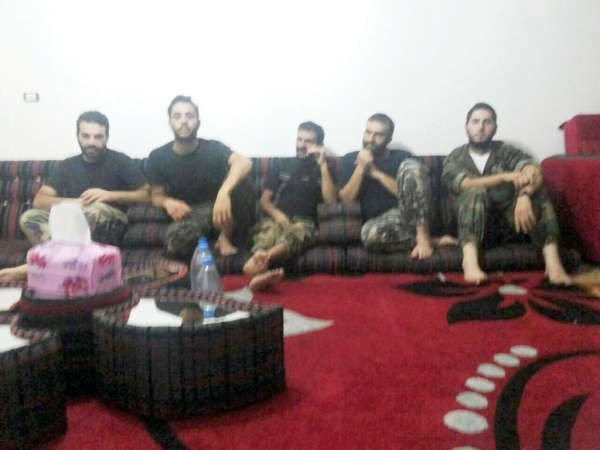 صورة نشرت على مواقع التواصل الاجتماعي للعسكريين الـ5 المفرج عنهم 