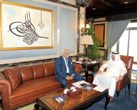 سمو رئيس مجلس الوزراء الشيخ جابر المبارك مستقبلا الاستاذ سعيد البنا